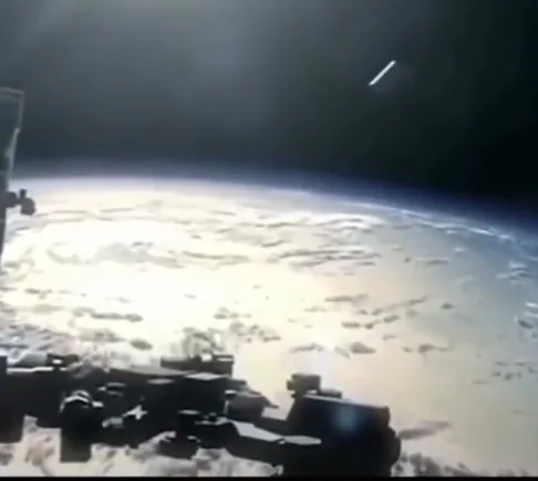 Ovni gigante à volta da ISS.