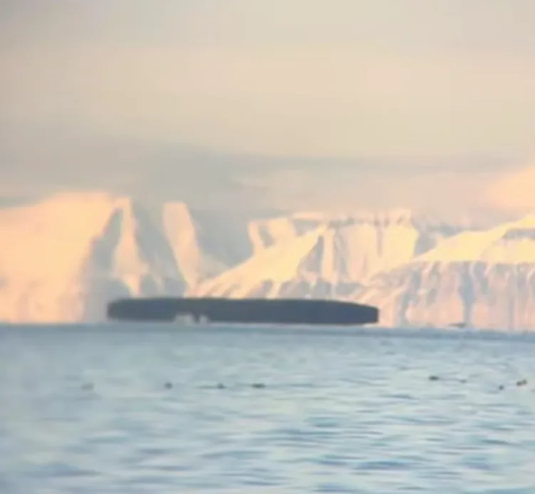 Ovni gigante visto sobre mar na Antártica.