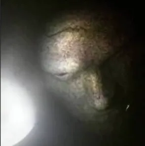 Rosto de homem ao lado da Lua